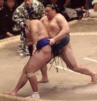 Yokozuna Takanohana beats No.1 maegashira Tosanoumi